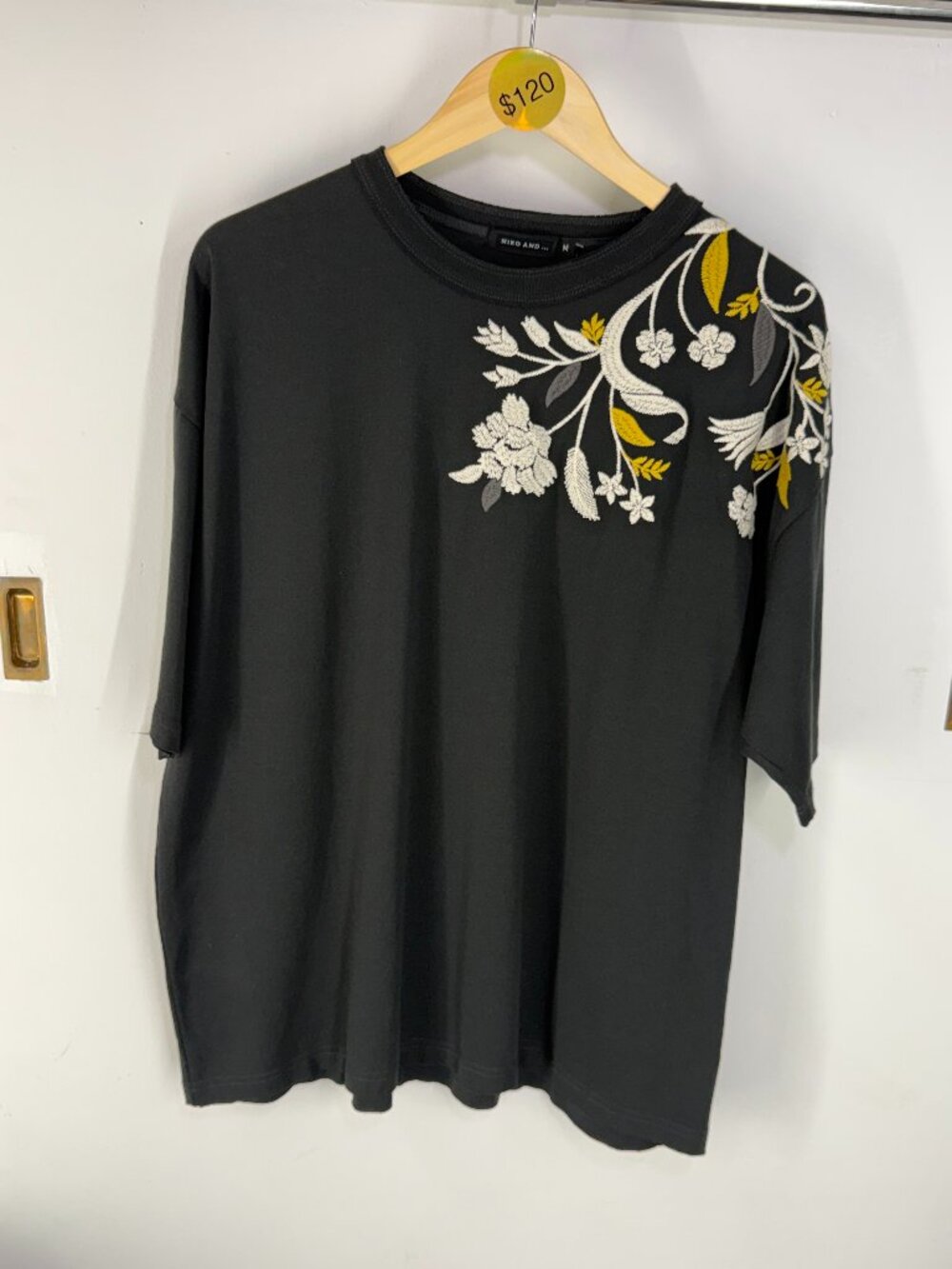 Niko And ... Embroidered Japanese Drop Tee Shirt size M